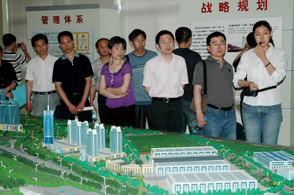 “精益仓储运作与流程治理高级研修班”学员到集团参观调查